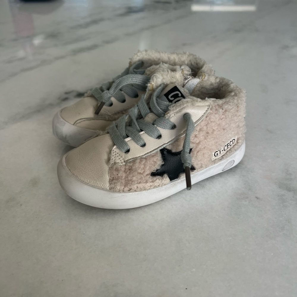 Toddler star sneaker size 24 (toddler 7)
